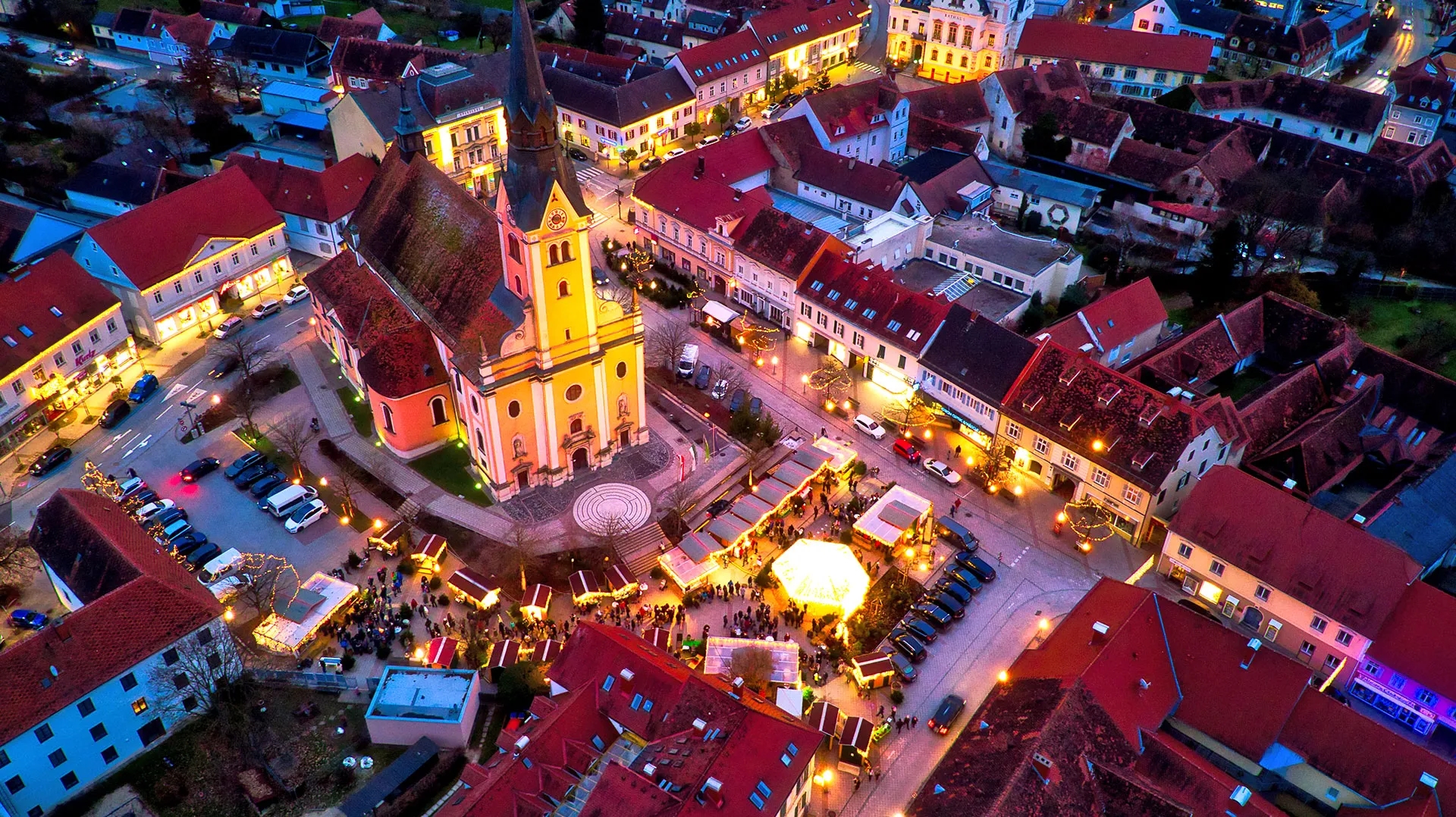 Gleisdorf Drohnenaufnahme Dämmerung